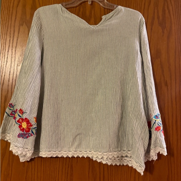 Life Style Petite lace trimmed top - Picture 6 of 6